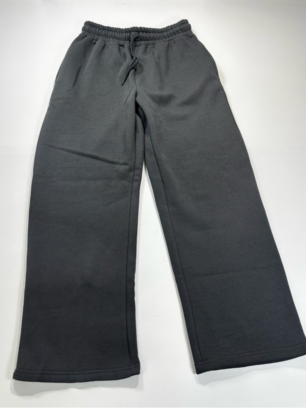PrettyLittleThing Wide-Leg Sweatpants in Charcoal Gray